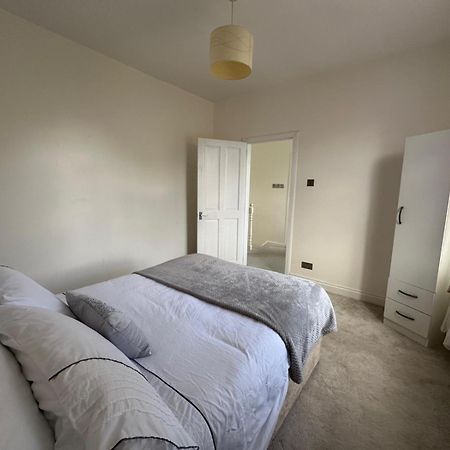 Luxurious Living 4 Bedroom Home ลอนดอน ภายนอก รูปภาพ
