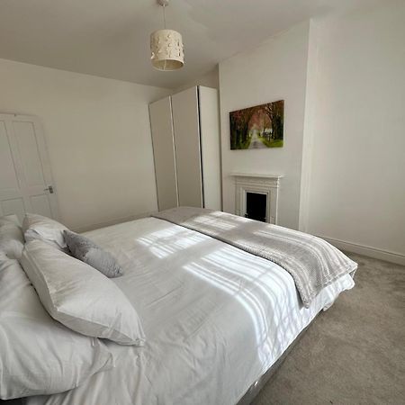 Luxurious Living 4 Bedroom Home ลอนดอน ภายนอก รูปภาพ