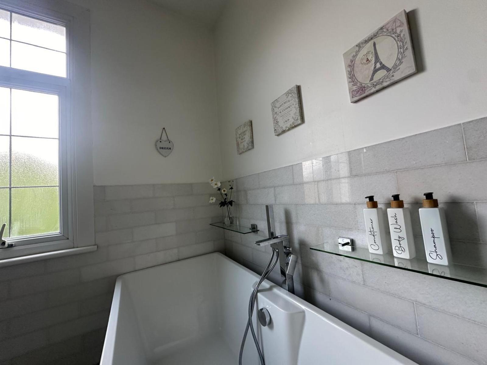 Luxurious Living 4 Bedroom Home ลอนดอน ภายนอก รูปภาพ