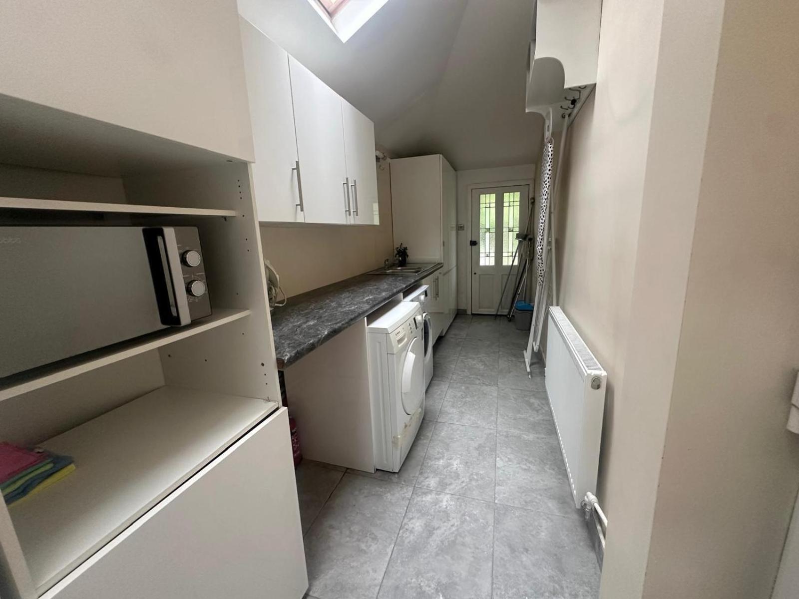 Luxurious Living 4 Bedroom Home ลอนดอน ภายนอก รูปภาพ